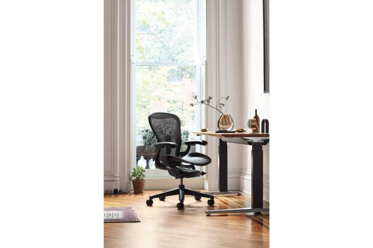 Cómo evitar lesiones posturales en la oficina con sillas ergonómicas y mesas elevables