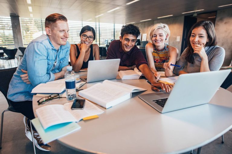 La Universidad Rey Juan Carlos y HollyMontt impulsan el aprendizaje práctico en finanzas