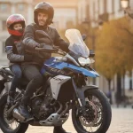 Cómo llevar a tu hijo en moto: La Guardia Civil te lo recuerda y de paso evitar una multa