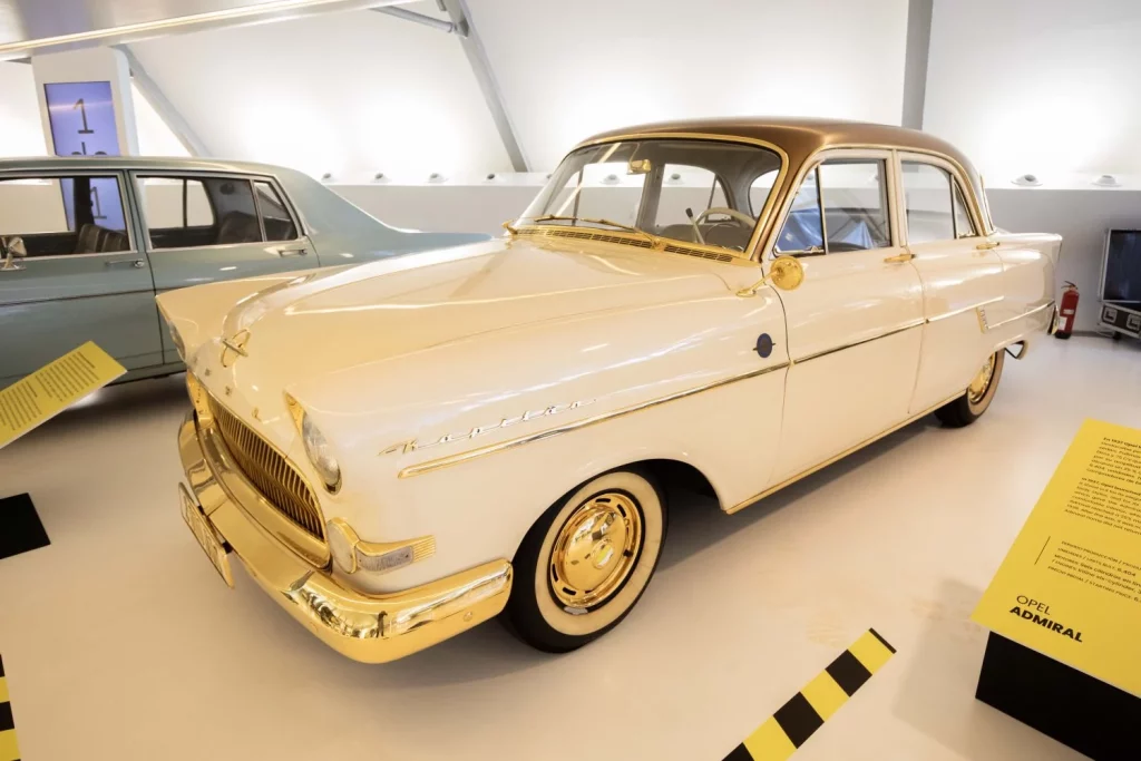 La exposición Opel Love desembarca en Mobility City con 25 piezas históricas y el futurista Corsa GSe Vision Gran Turismo 10 Motor16 opel love expo zaragoza mobility city2025 2026 9 Motor16