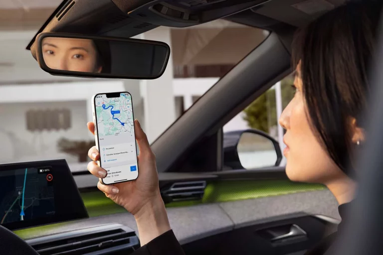 Peugeot mejora la experiencia eléctrica: servicios premium gratis durante una década