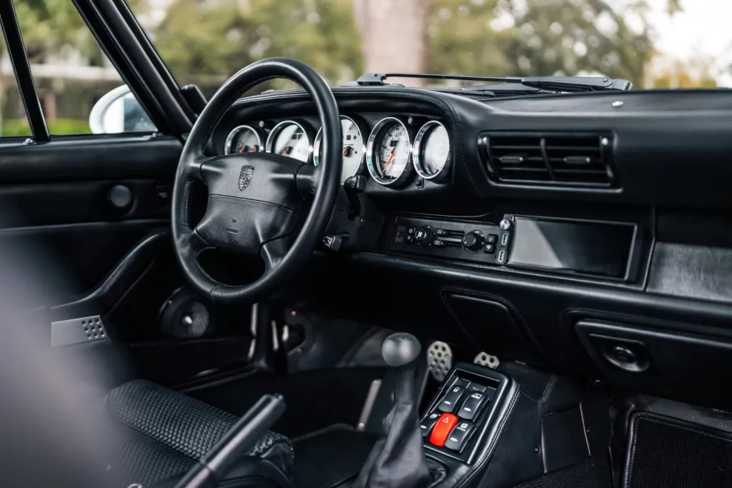Este Porsche 911 restomod Project Gravette tiene 510 CV y alma de Land Rover 14 Motor16 porsche 911 ecd restomod interior 1 Motor16