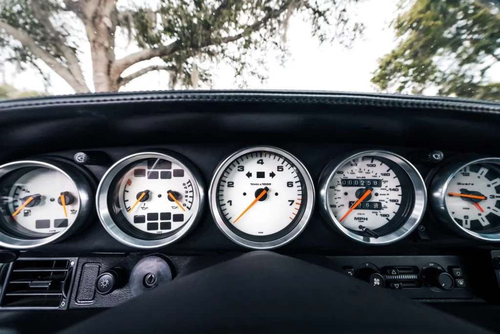 Este Porsche 911 restomod Project Gravette tiene 510 CV y alma de Land Rover 13 Motor16 porsche 911 ecd restomod interior 2 Motor16