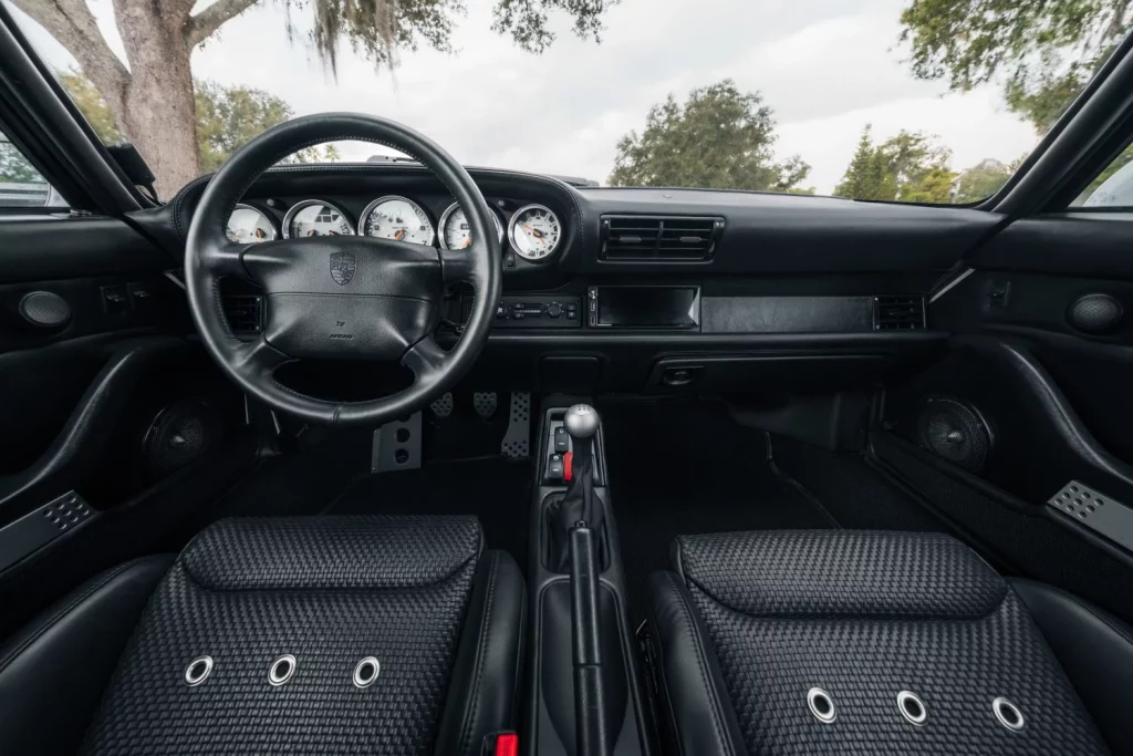 Este Porsche 911 restomod Project Gravette tiene 510 CV y alma de Land Rover 3 Motor16 porsche 911 ecd restomod interior 7 Motor16