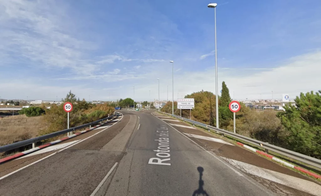Si tardas menos de 33 segundos en recorrer esta rotonda, la DGT te va a multar: el radar de tramo más bizarro que te hayas imaginado 1 Motor16 radar de tramo rotonda salamanca