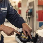 Juan José (43), mecánico: «Si echas gasolina 98 a tu coche, lo más seguro es que estés tirando el dinero»