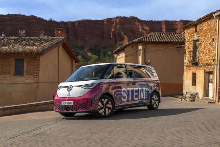 Volkswagen recorrerá 3.000 kilómetros en 5 comunidades para que más niñas se formen en ciencia y tecnología