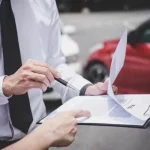Cartel de coches: Estos son los papeles que te hacen falta para que te indemnicen con 1.200 euros
