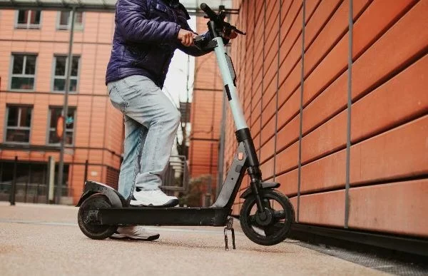 Estefanía (33), agente de seguros: "Si buscas el seguro para tu patinete más barato y completo, te digo el ideal" 1 Motor16 seguro patinete eléctrico