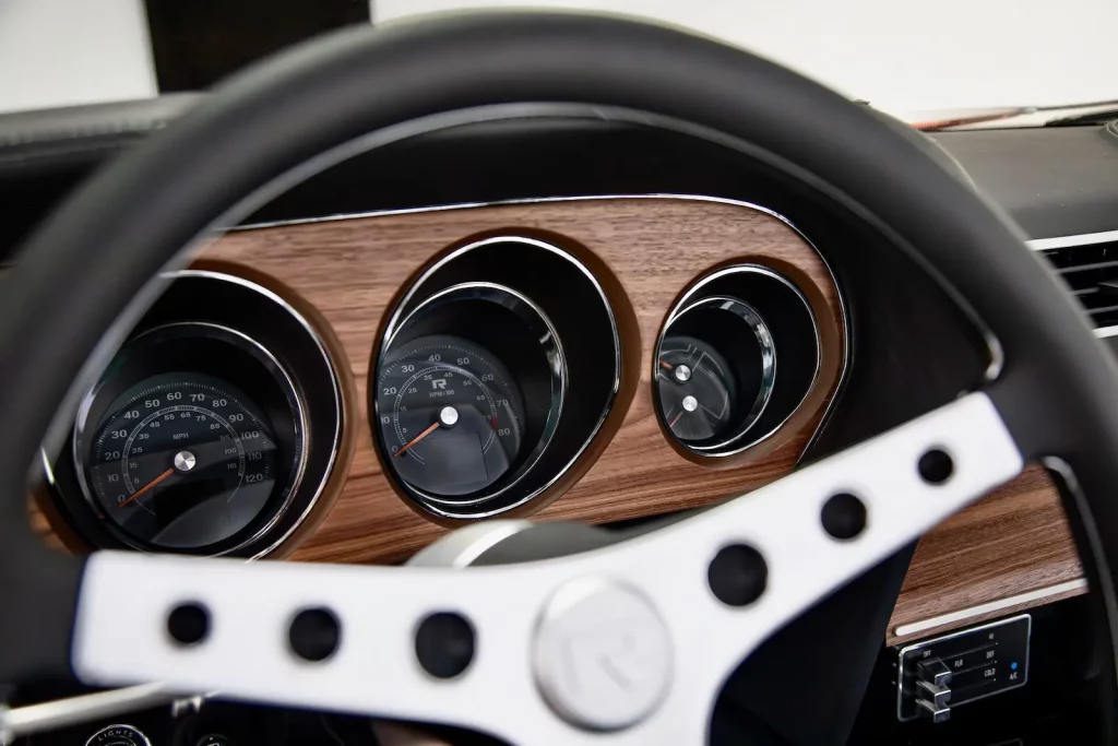 El mejor restomod de un Ford Mustang Boss 429 lo fabrica Revology y lo vende a precio de Ferrari 3 Motor16 1969 Revology Mustang Boos 429. Imagen relojes.