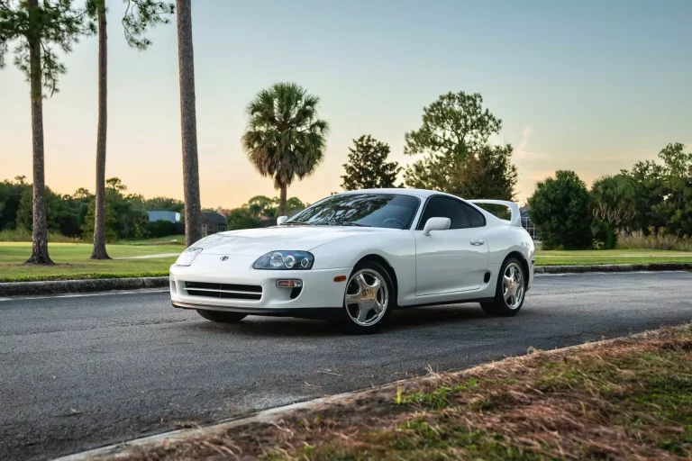 Este Toyota Supra de 1998 parece que salió ayer del concesionario. De ahí su precio