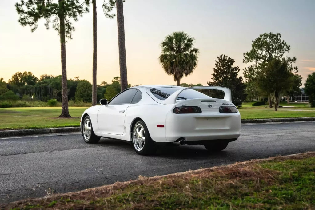 Este Toyota Supra de 1998 parece que salió ayer del concesionario. De ahí su precio 1 Motor16 1998 Toyota Supra A80. Mecum. Imagen trasera.