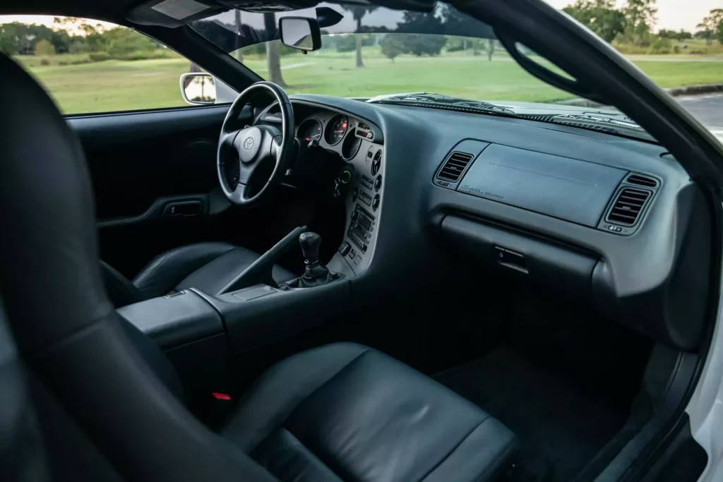 Este Toyota Supra de 1998 parece que salió ayer del concesionario. De ahí su precio 19 Motor16 1998 Toyota Supra A80 Mecum 14 Motor16