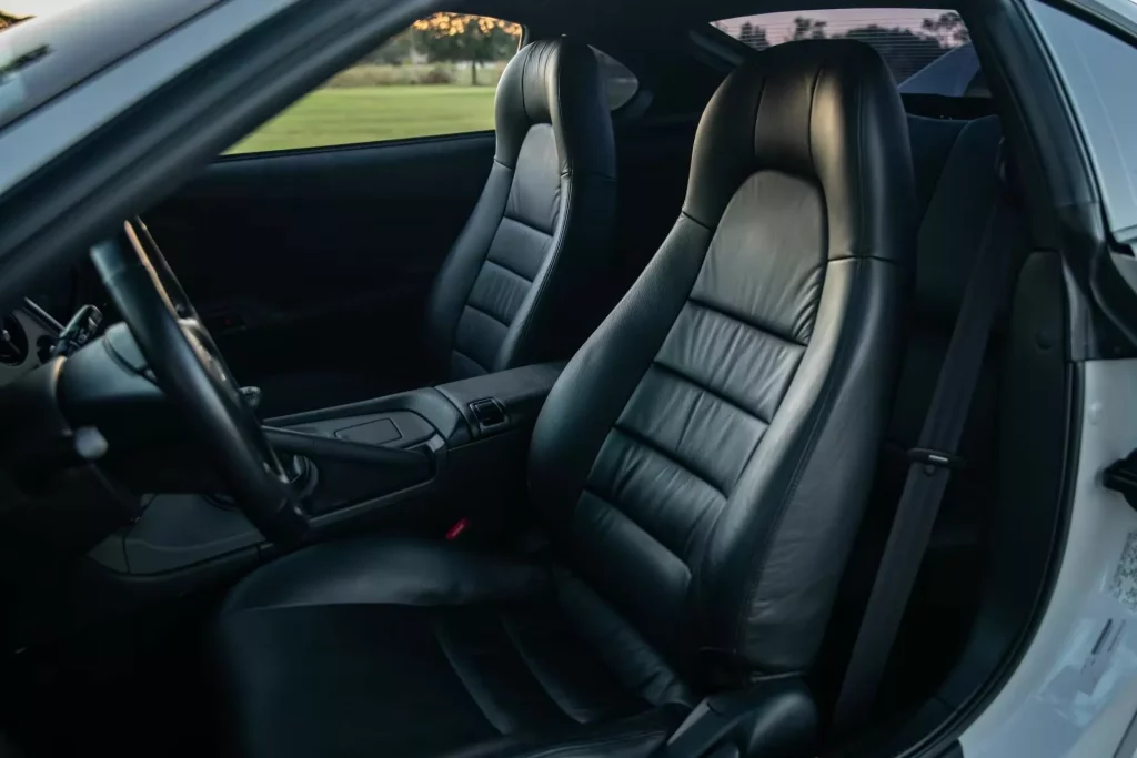 Este Toyota Supra de 1998 parece que salió ayer del concesionario. De ahí su precio 20 Motor16 1998 Toyota Supra A80 Mecum 15 Motor16