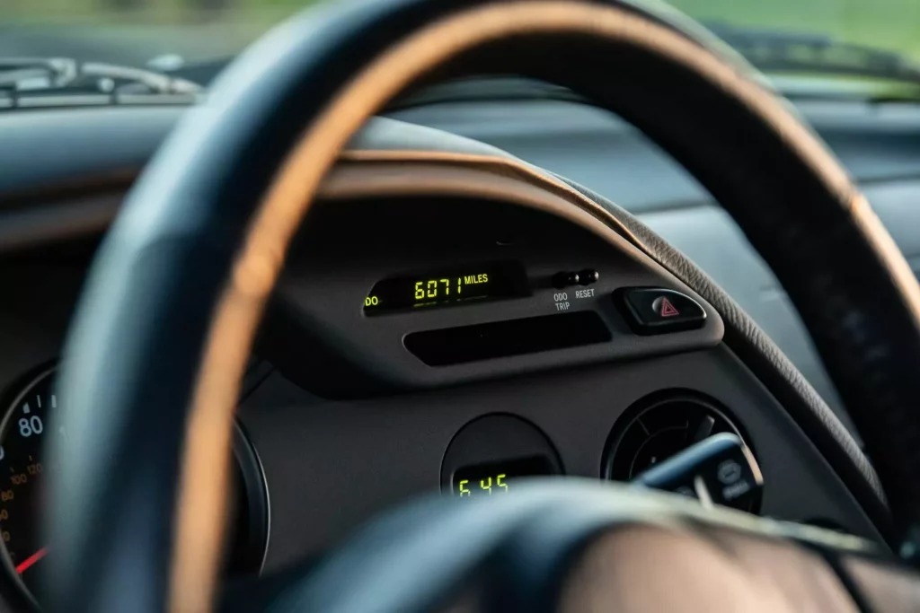 Este Toyota Supra de 1998 parece que salió ayer del concesionario. De ahí su precio 22 Motor16 1998 Toyota Supra A80 Mecum 17 Motor16