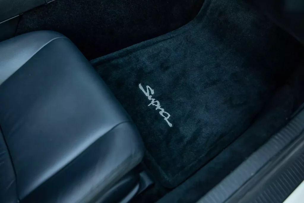 Este Toyota Supra de 1998 parece que salió ayer del concesionario. De ahí su precio 27 Motor16 1998 Toyota Supra A80 Mecum 18 Motor16