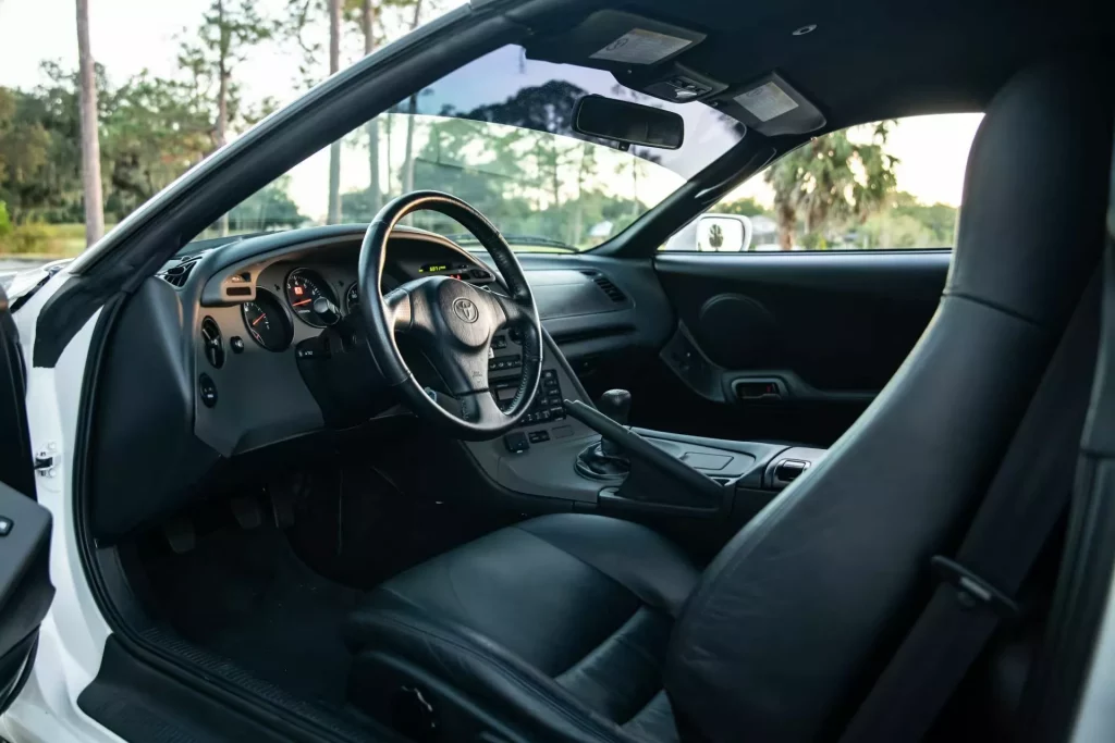 Este Toyota Supra de 1998 parece que salió ayer del concesionario. De ahí su precio 2 Motor16 1998 Toyota Supra A80. Mecum. Imagen interior.