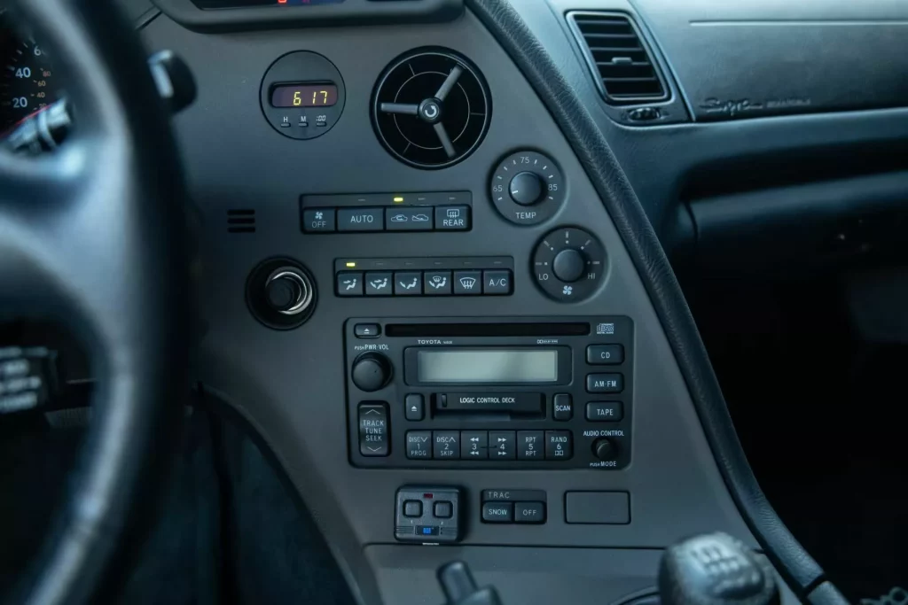 Este Toyota Supra de 1998 parece que salió ayer del concesionario. De ahí su precio 23 Motor16 1998 Toyota Supra A80 Mecum 20 Motor16