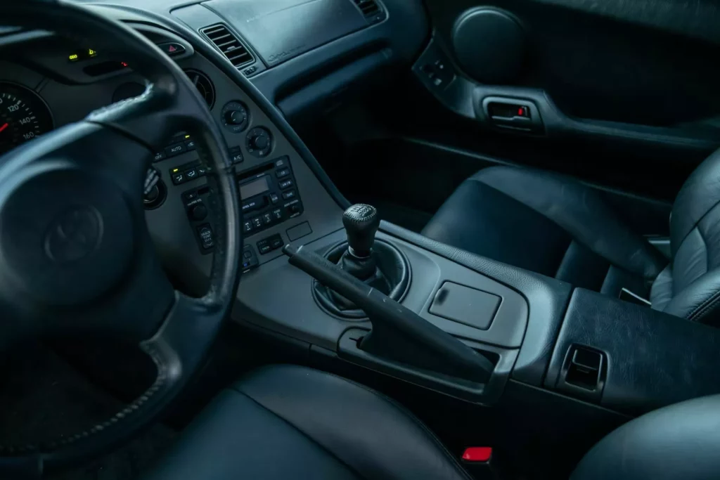 Este Toyota Supra de 1998 parece que salió ayer del concesionario. De ahí su precio 24 Motor16 1998 Toyota Supra A80 Mecum 22 Motor16