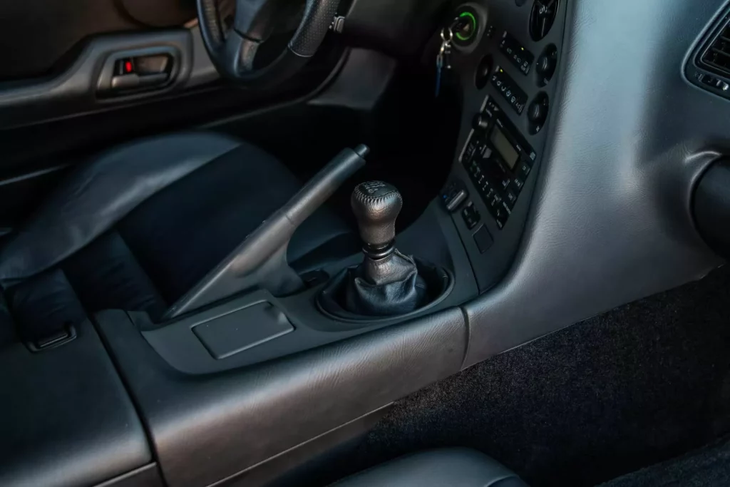 Este Toyota Supra de 1998 parece que salió ayer del concesionario. De ahí su precio 25 Motor16 1998 Toyota Supra A80 Mecum 23 Motor16