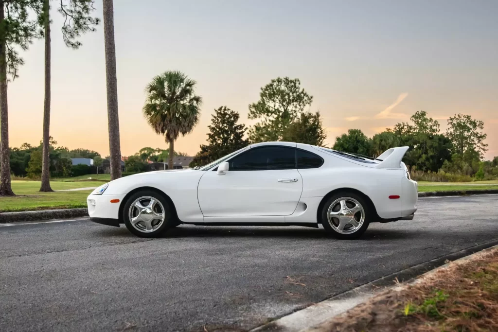 Este Toyota Supra de 1998 parece que salió ayer del concesionario. De ahí su precio 7 Motor16 1998 Toyota Supra A80 Mecum 9 Motor16