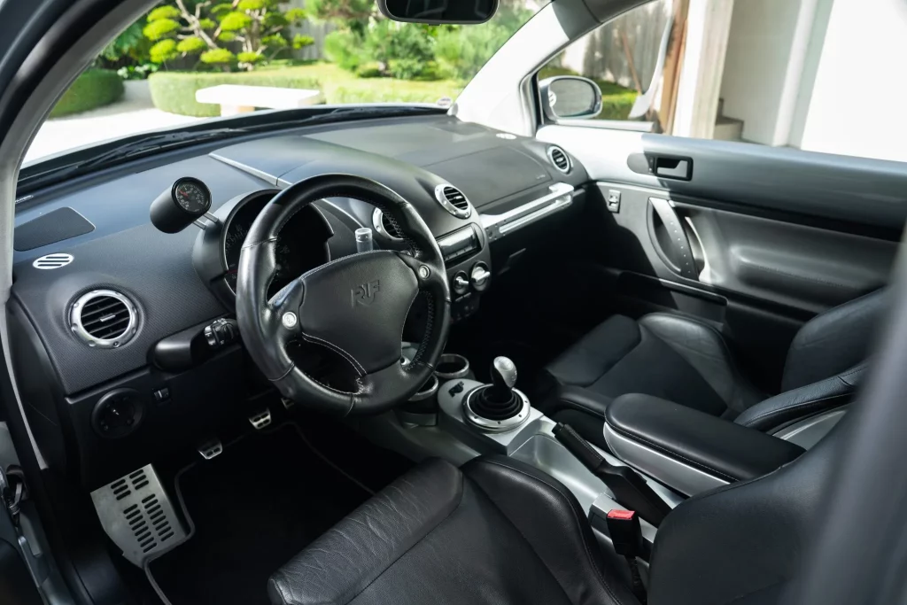 Volkswagen New Beetle Turbo S: El escarabajo que soñaba con ser 911 y RUF lo hizo posible 4 Motor16 2002 RUF Volkswagen New Beetle Turbo S. Imagen interior.