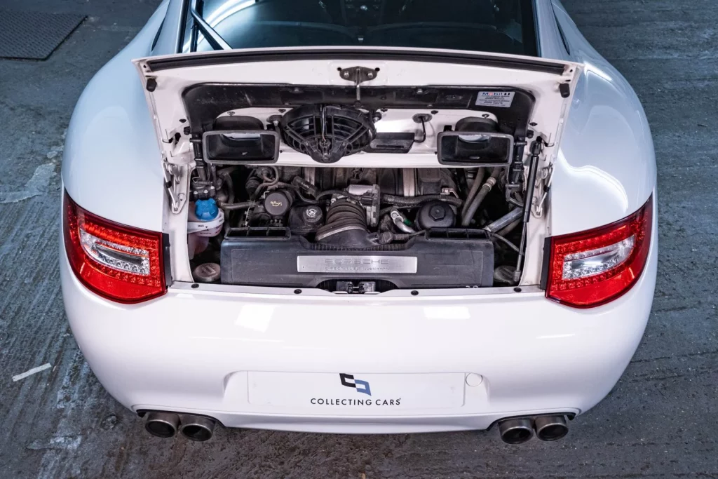 2010 Porsche 911 Carrera S. Imagen motor.