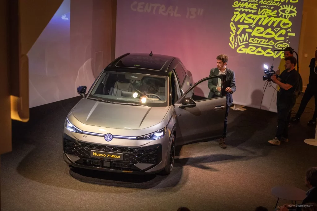 Volkswagen T-Roc: Conocemos el nuevo SUV de la marca, que solo conserva el nombre 3 Motor16 2025 Volkswagen T-Roc. Imagen debut.