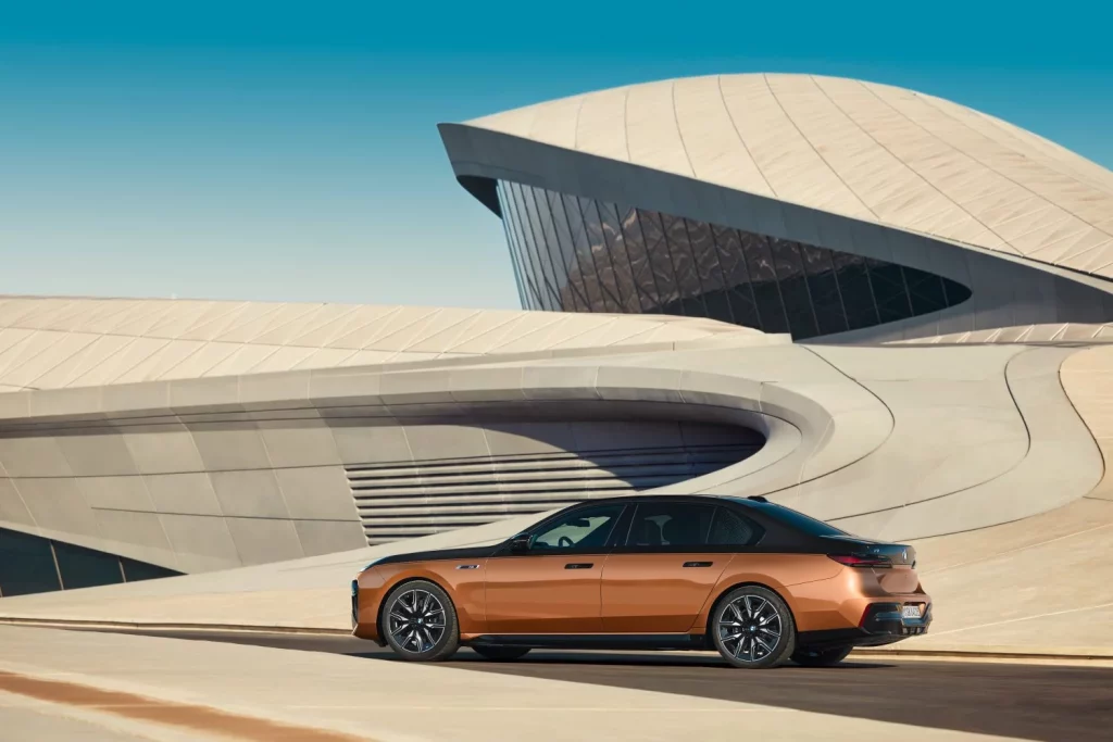 2025 BMW Individual colores 8 Motor16