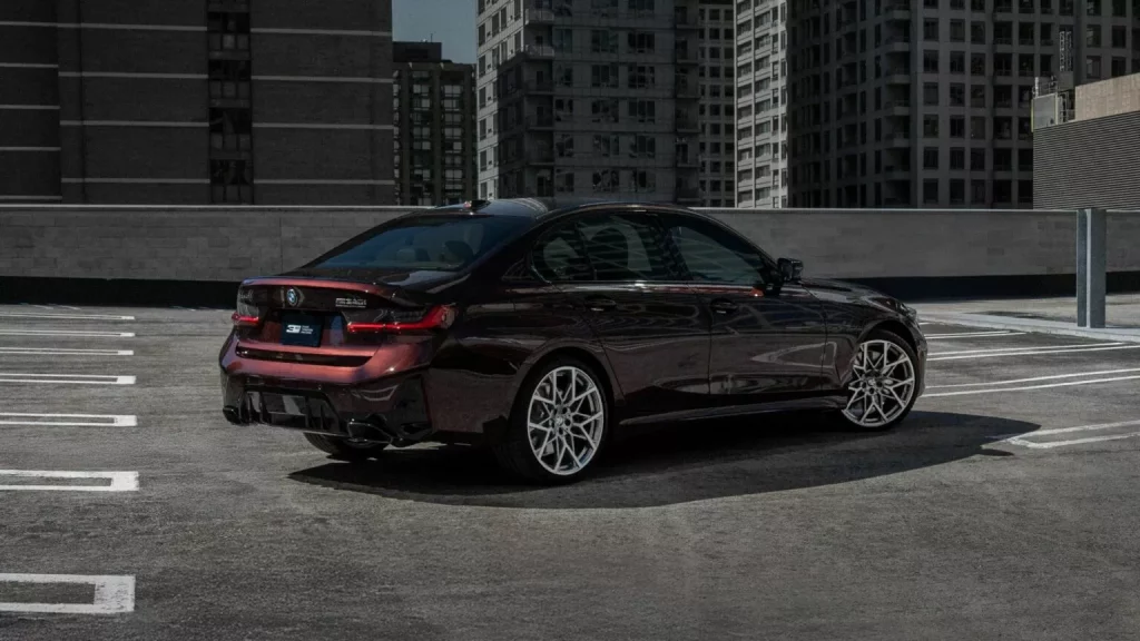 Si quieres uno de estos BMW M340i xDrive que vas a tener que mudar a 6.000 kilómetros 3 Motor16 2025 BMW M340i xDrive 50 Jahre Edition. Imagen trasera.