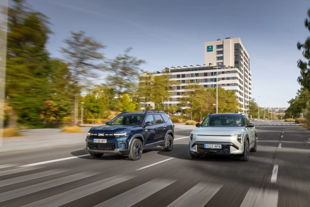 2025 Comparativa Bigster-EV3. Foto movimiento Dacia y Kia.
