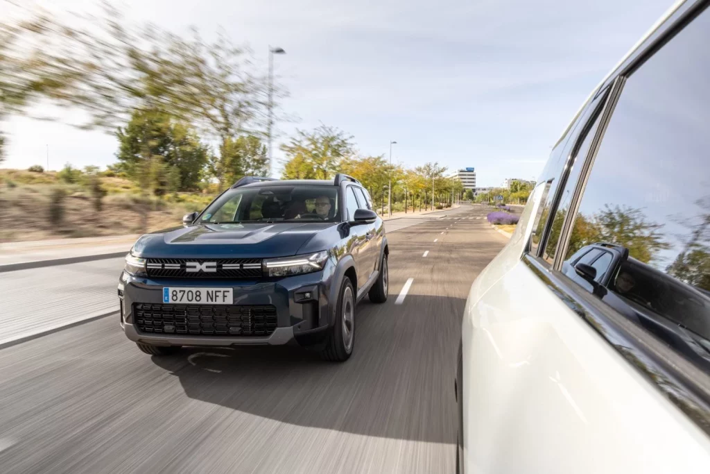 2025 Comparativa Bigster-EV3. Foto movimiento Dacia.