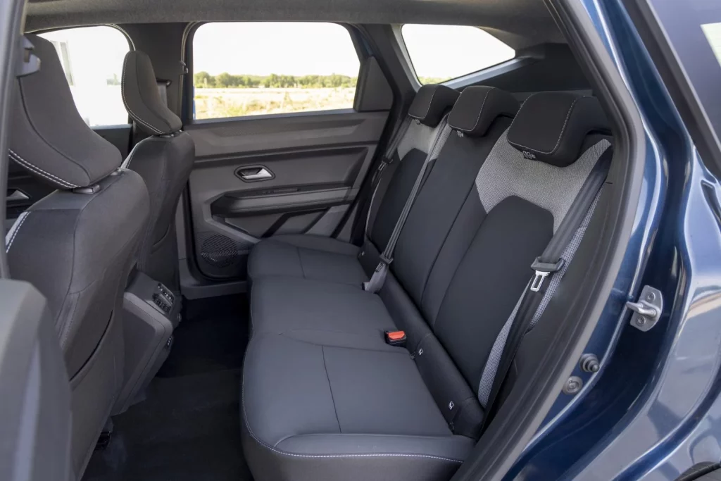 2025 Dacia Bigster compa Kia 12 Motor16