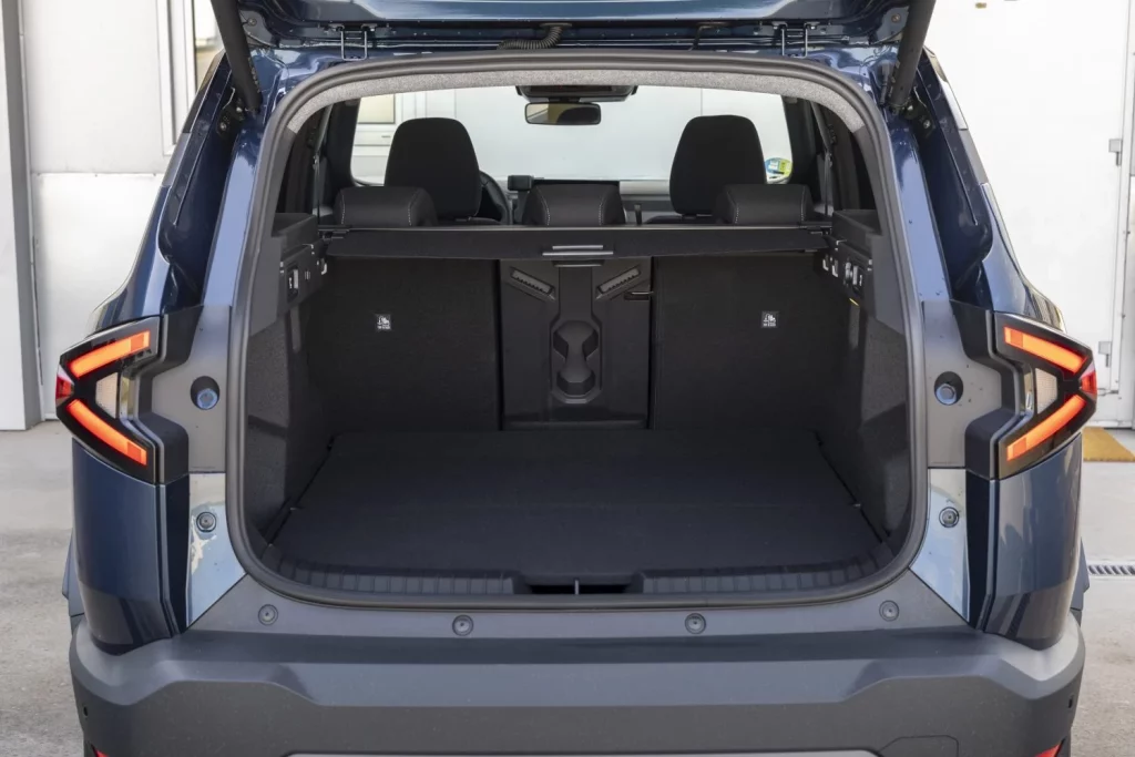 2025 Dacia Bigster compa Kia 14 Motor16