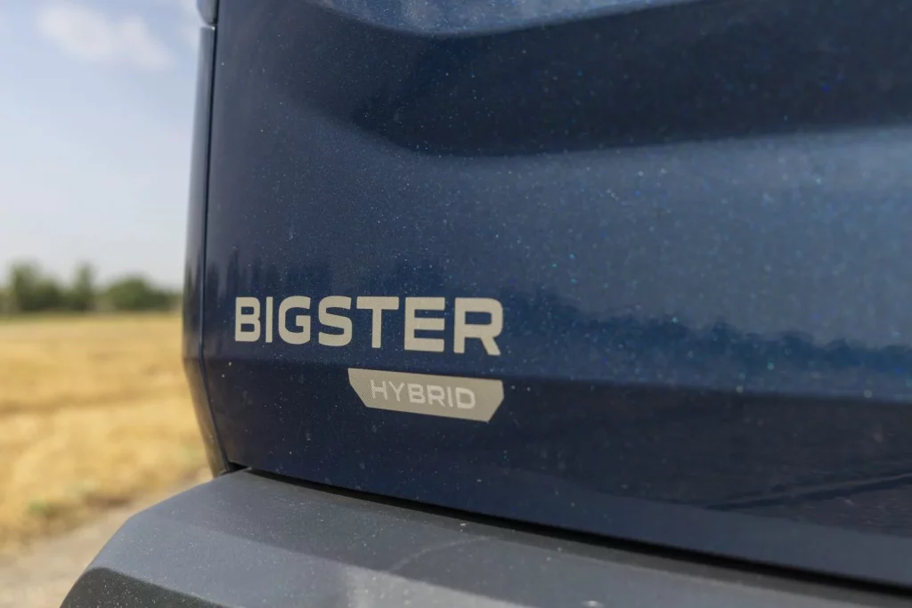 2025 Dacia Bigster compa Kia 18 Motor16