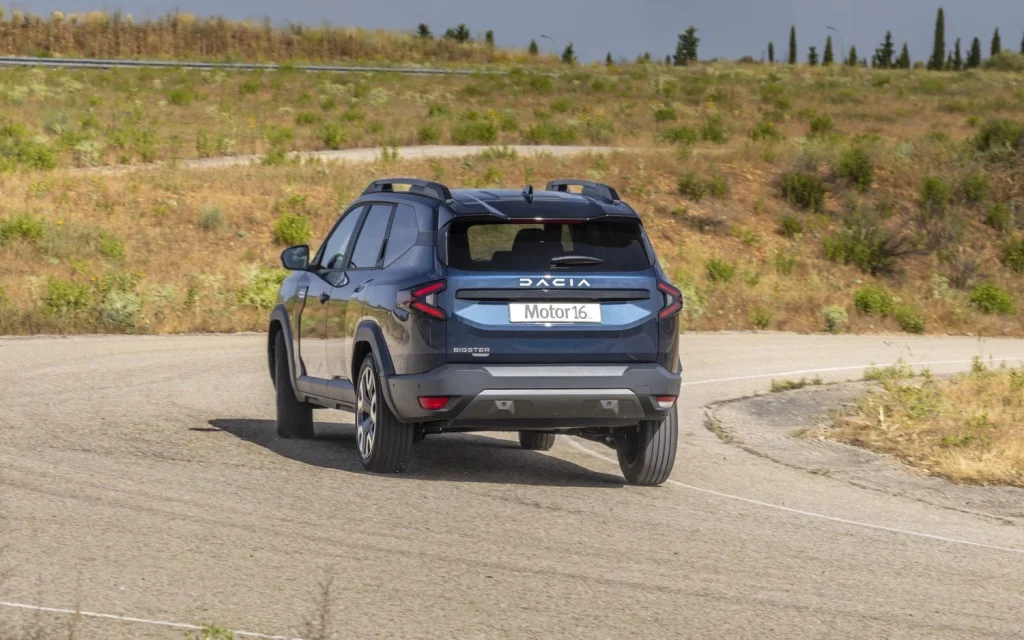 2025 Comparativa Bigster-EV3. Foto movimiento trasera Dacia.
