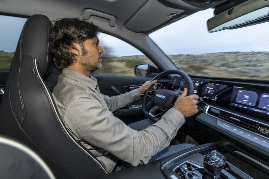 2025 EBRO s700 PHEV. Viaje. Imagen interna.