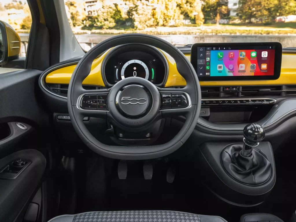 El Fiat 500 Ibrida te hará tomarte la vida sin prisas 2 Motor16 2025 Fiat 500 Ibrida. Imagen salpicadero.