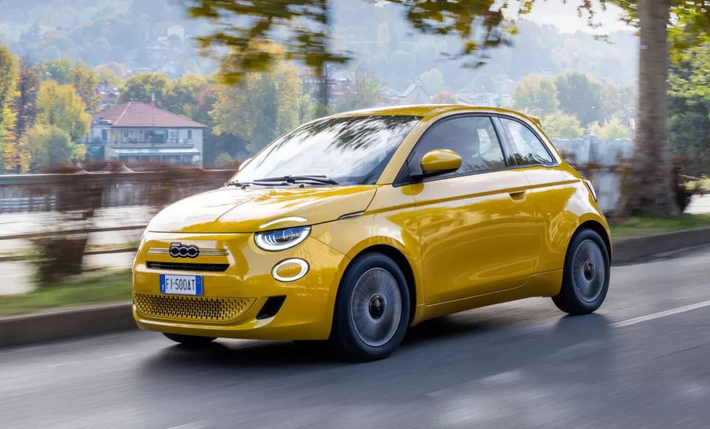 El Fiat 500 Ibrida te hará tomarte la vida sin prisas 1 Motor16 2025 Fiat 500 Ibrida. Imagen movimiento.