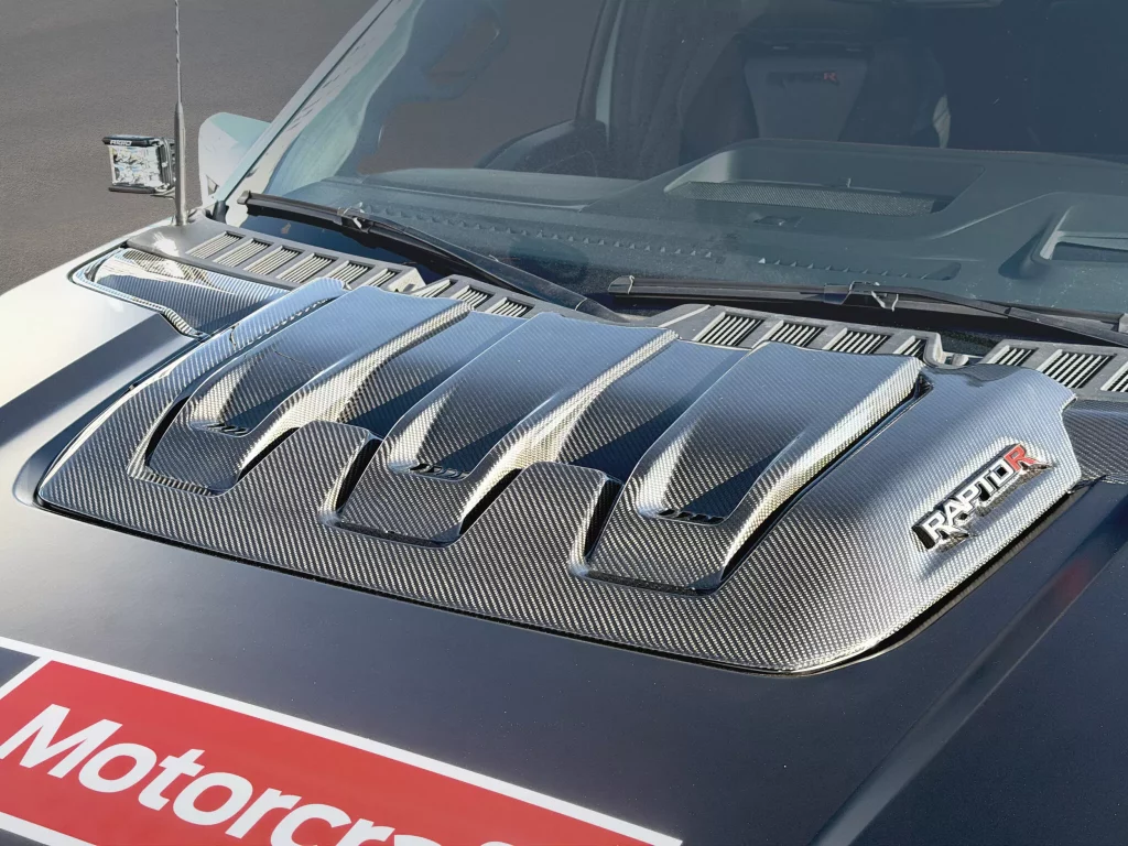 Los 720 CV del F-150 Raptor R no eran suficientes y Ford Performance lo sabía 2 Motor16 2025 Ford F-150 Raptor R. SEMA. Imagen capo.