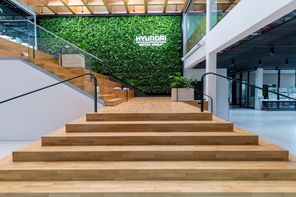 El 'laboratorio' que Hyundai Motor Group tiene en Alemania crece para crear vehículos aún mejores 3 Motor16 2025 HMETC Square Campus Hyundai. Imagen interior.