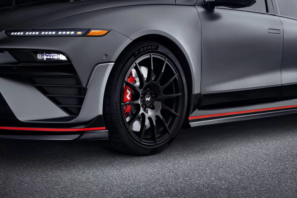 2025 Hyundai IONIQ 6 N. N Performance Parts. Imagen llantas.