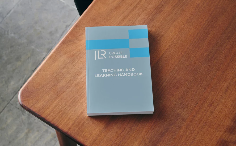 2025 JLR Create Possible. Imagen libro.