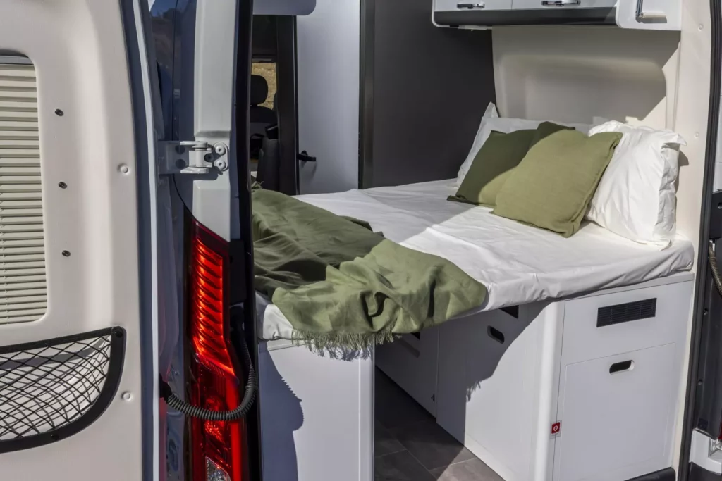 LDV Deliver 9 Camper: la camper china que pone en jaque a las europeas (y por la mitad de precio) 2 Motor16 2025 LDV Deliver 9 Camper. Imagen cama.