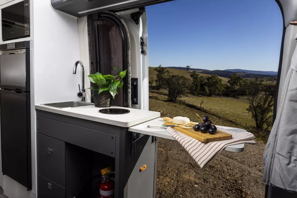 LDV Deliver 9 Camper: la camper china que pone en jaque a las europeas (y por la mitad de precio) 5 Motor16 2025 LDV Deliver 9 Camper. Imagen cocina.