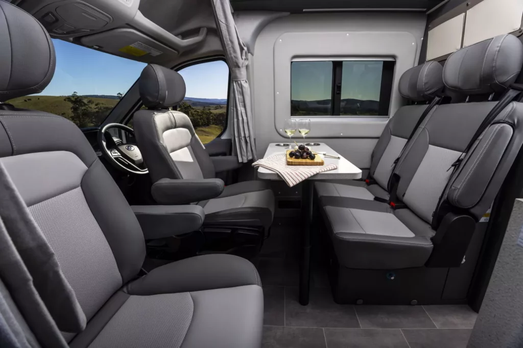 LDV Deliver 9 Camper: la camper china que pone en jaque a las europeas (y por la mitad de precio) 3 Motor16 2025 LDV Deliver 9 Camper. Imagen salón.