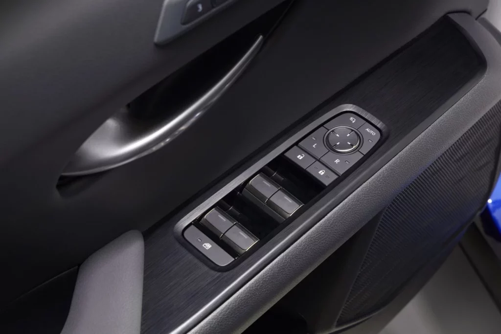 El Lexus UX sigue poniéndose guapo siete años después de su debut oficial 17 Motor16 2025 Lexus UX 300h USA 6 Motor16