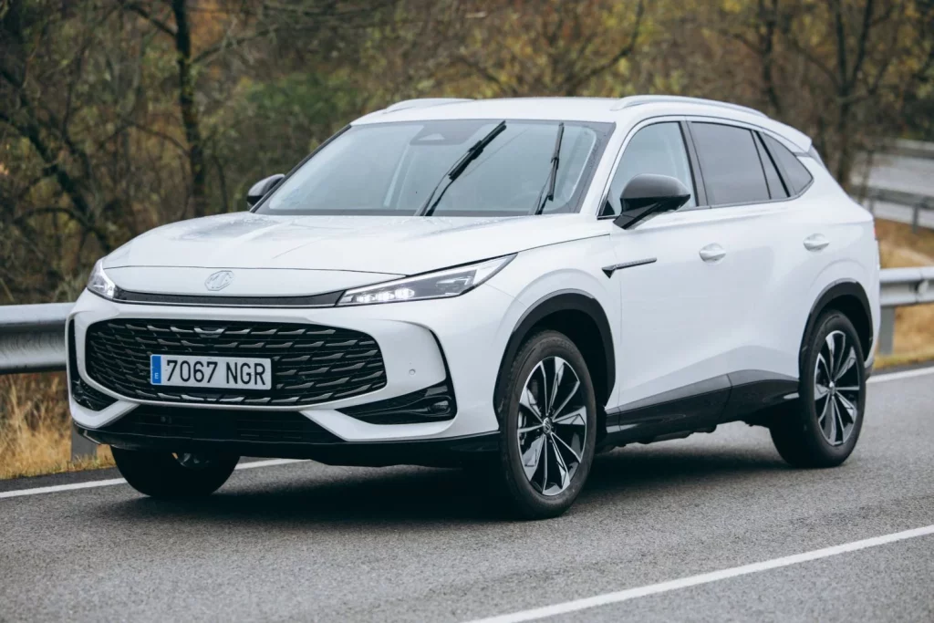 Probamos el MG HS Hybrid+ y al hacerlo aprovechamos la eficiencia de sus hermanos electrificados 5 Motor16 2025MG HS Híbrido+. Imagen en movimiento.