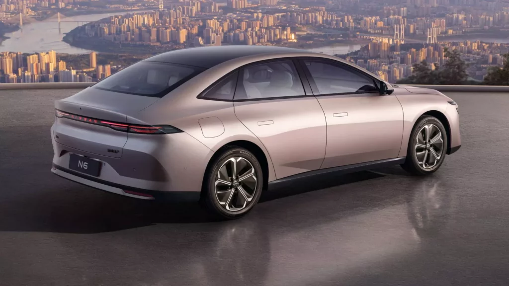Nissan N6: La berlina '0 emisiones' que se vende en China a mitad de precio de un Juke 2 Motor16 2025 Nissan N6 PHEV. Imagen trasera.