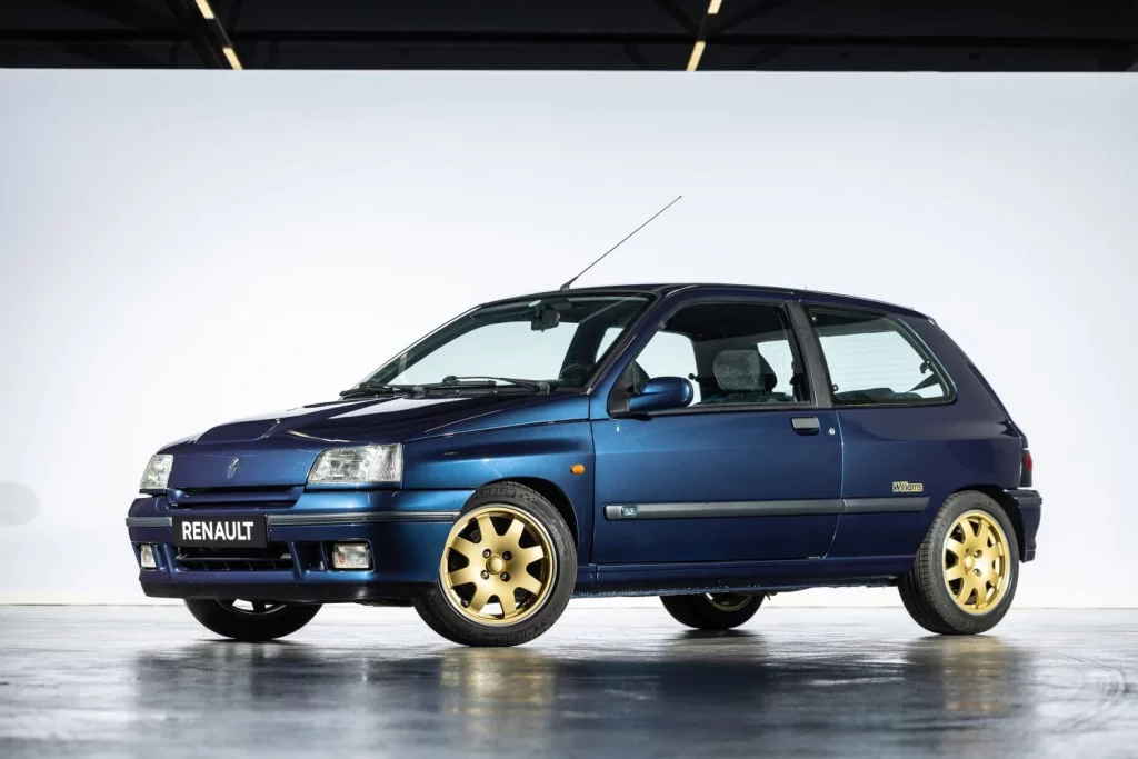 Renault y Artcurial organizan la subasta del año para que tengas un pedazo de la historia de la marca 5 Motor16 2025 Renault Artcurial subasta. Imagen Clio.
